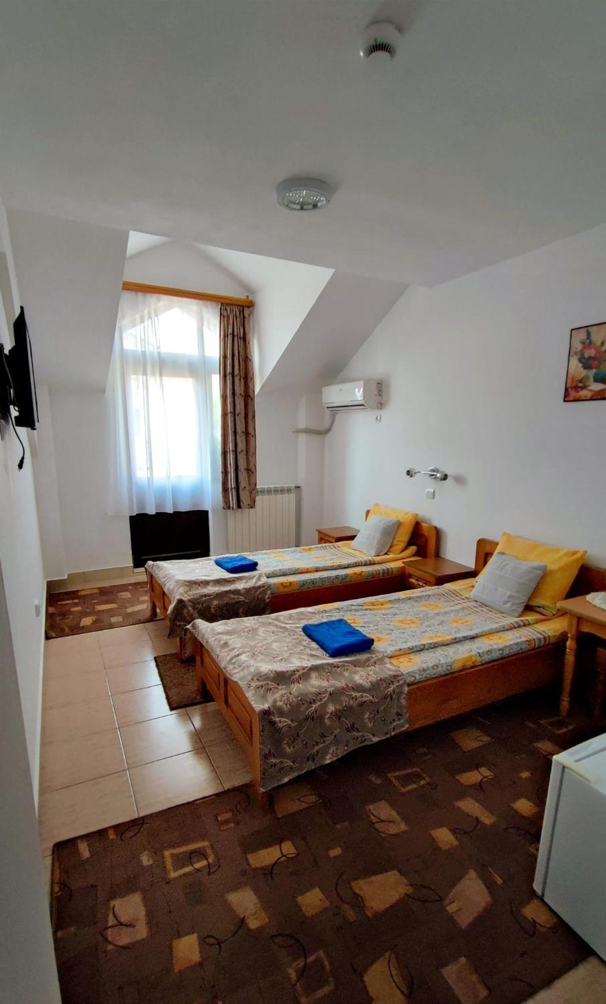 Hotel Pensiunea Mikelis International Curtea de Argeş Zewnętrze zdjęcie