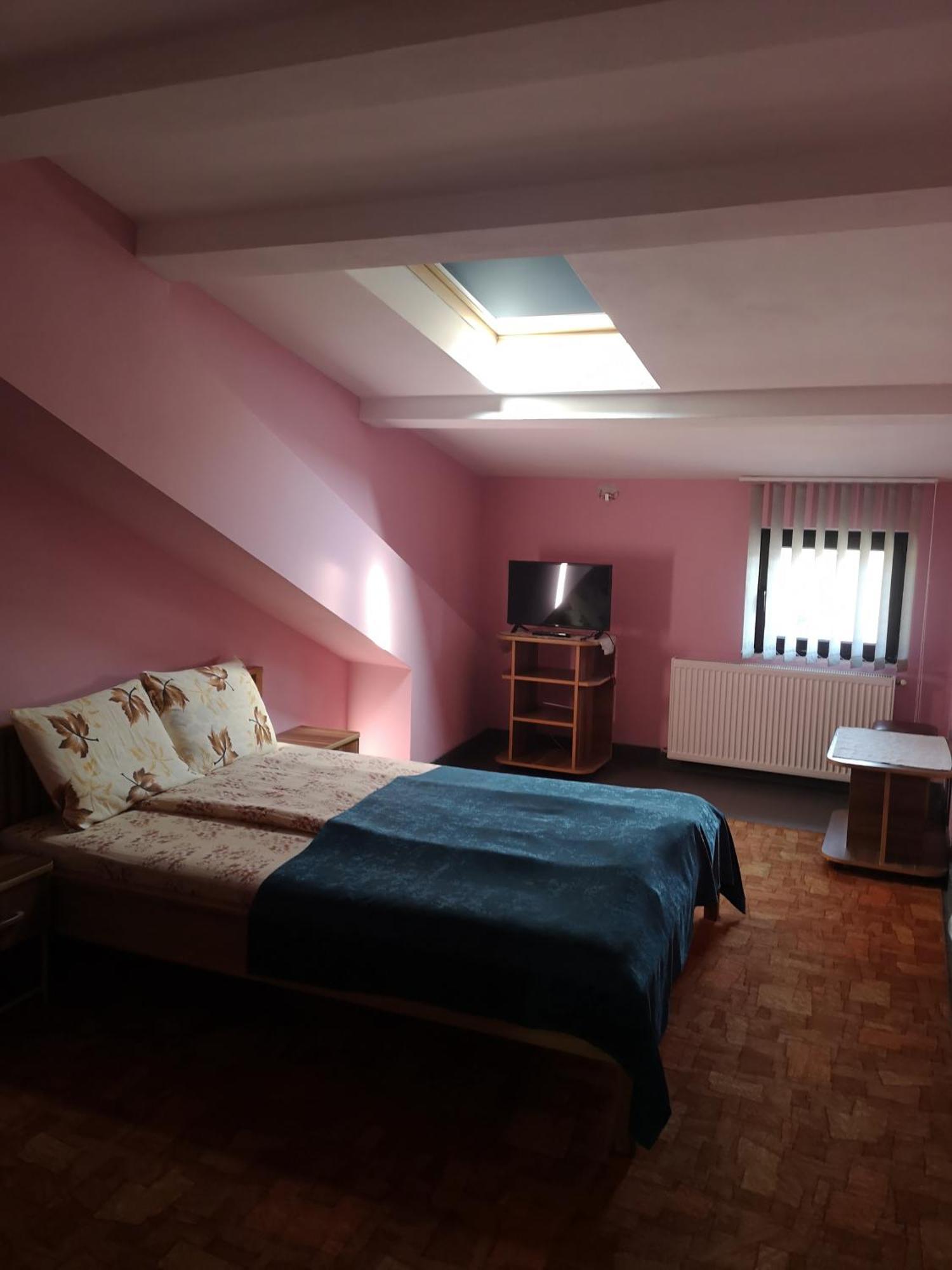 Hotel Pensiunea Mikelis International Curtea de Argeş Zewnętrze zdjęcie